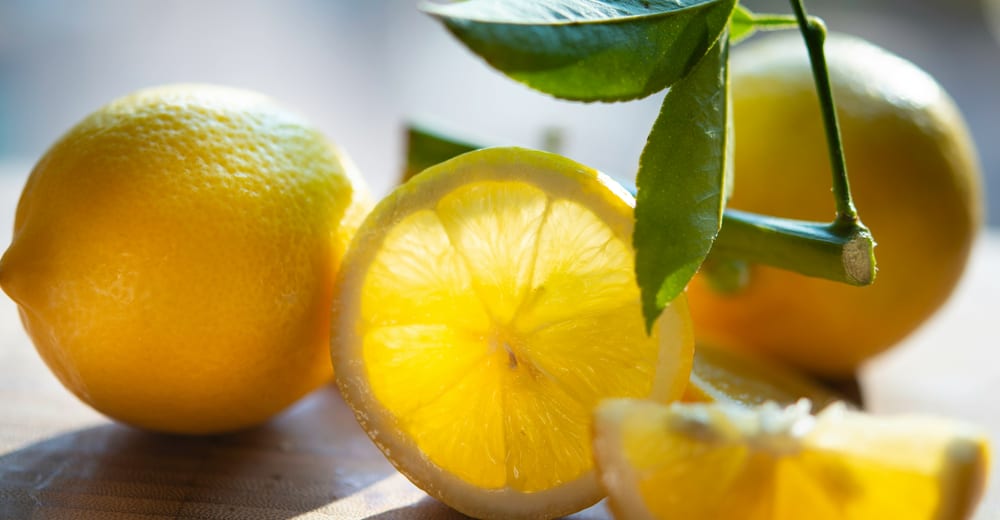 Frische Zitronen – Sinnbild für Vitamin-C- und Vitalstoffinfusionen